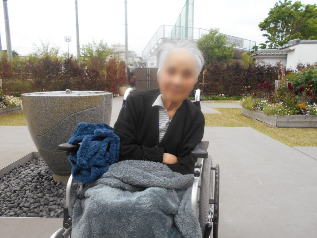 特別養護老人ホーム　ル・リアンふかみの外出レクリエーション。あやせローズガーデンの園内、ピースフル・ガーデンで、記念撮影するご利用者様です。