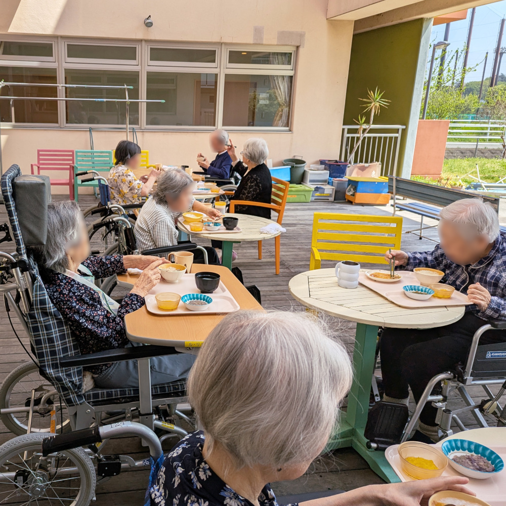 特別養護老人ホーム ル・リアンふかみの1階ウッドデッキでランチ会を開催しました!飛んできたを見つけて、みなさま笑顔でした!
