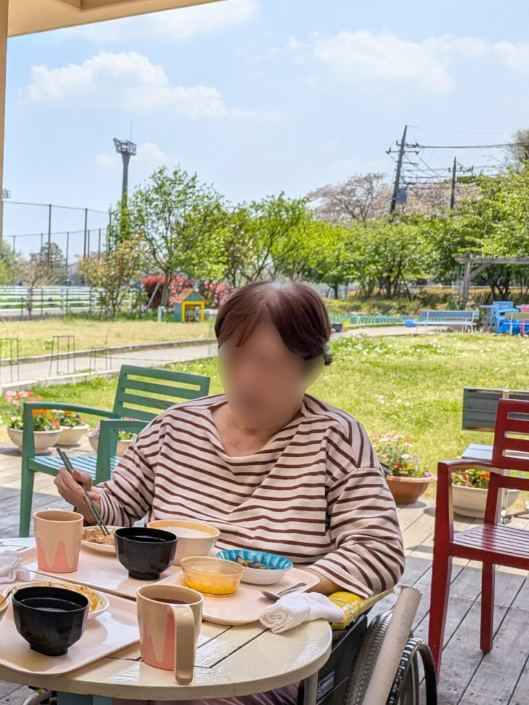 特別養護老人ホーム ル・リアンふかみの1階ウッドデッキでランチ会を開催しました!晴天の施設庭園がよく見えます!