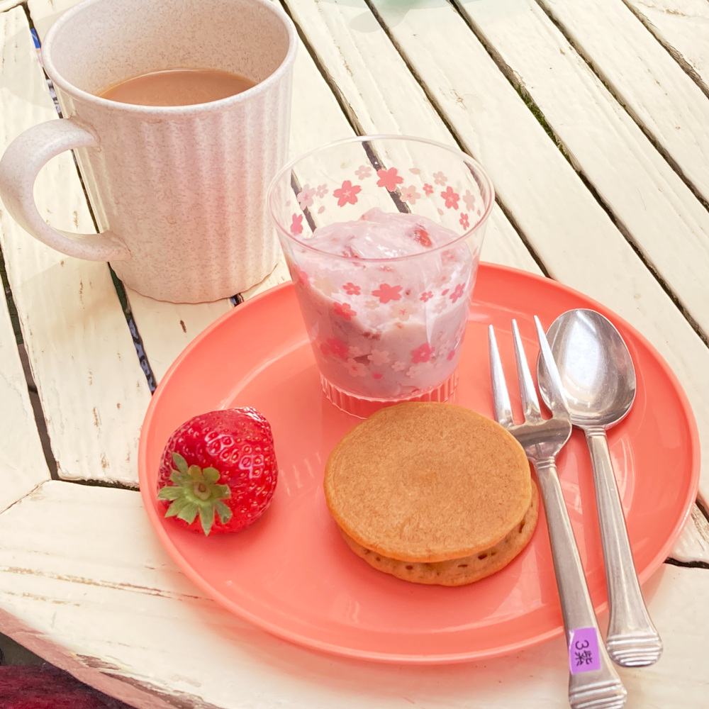 特別養護老人ホーム　ル・リアンふかみの1階ウッドデッキに用意した、4月28日のおやつ。和のパンケーキ、いちごムース、摘んだばかりのいちごがお皿に載っています。お皿の奥にはミルクコーヒーのコップが置いてあります。