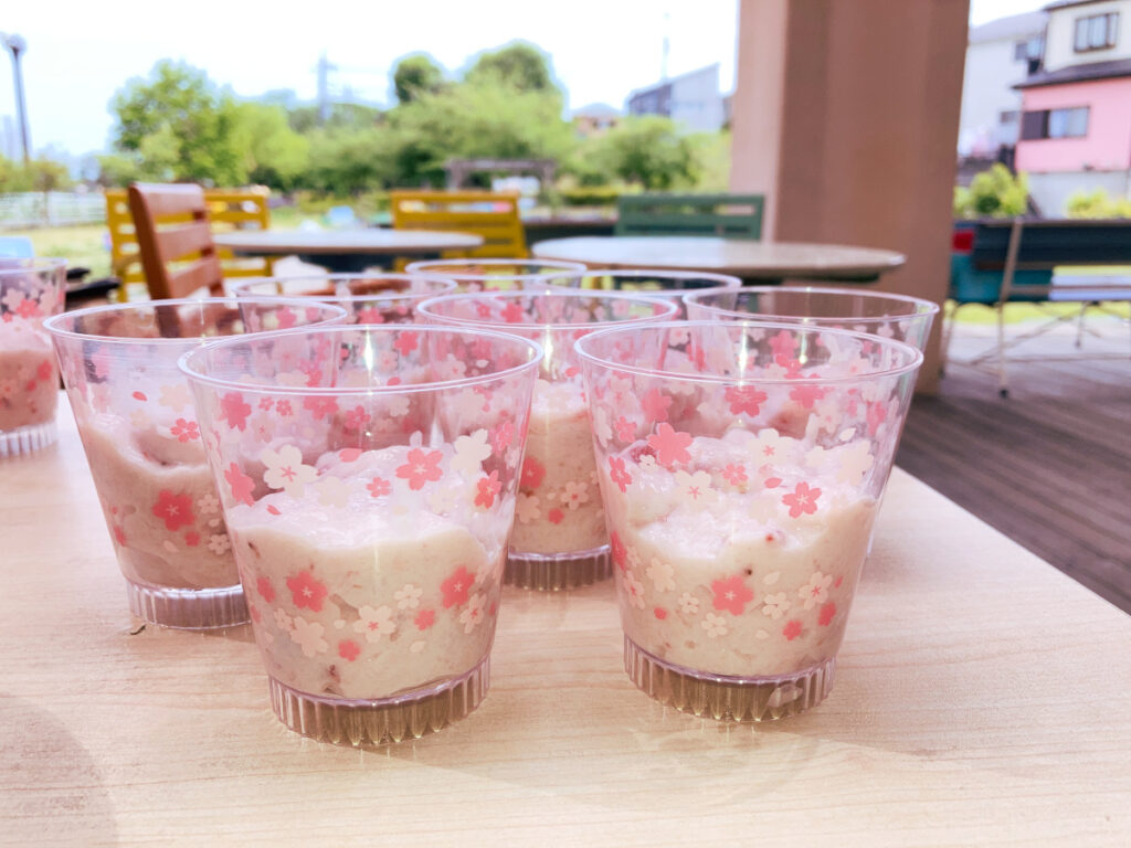 特別養護老人ホーム　ル・リアンふかみの1階ウッドデッキに用意された「いちごムース」の写真です。背景に施設庭園が見えます。