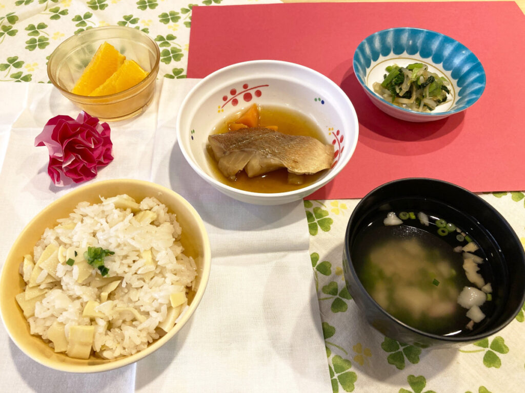 特別養護老人ホーム　ル・リアンふかみの「母の日」の昼食です。