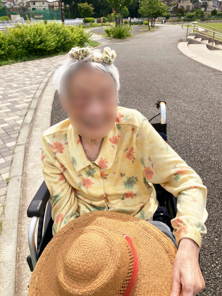 特別養護老人ホーム ル・リアンふかみの外出レクリエーションの様子です。5月26日、瀬谷本郷公園で花冠をかぶっているご利用者様。