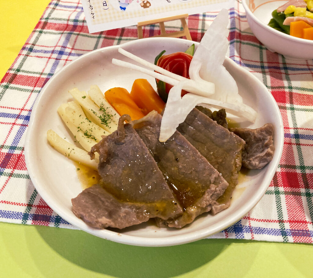 特別養護老人ホーム ル・リアンふかみの6月のイベント食で提供した「サーロインステーキ」の写真です。