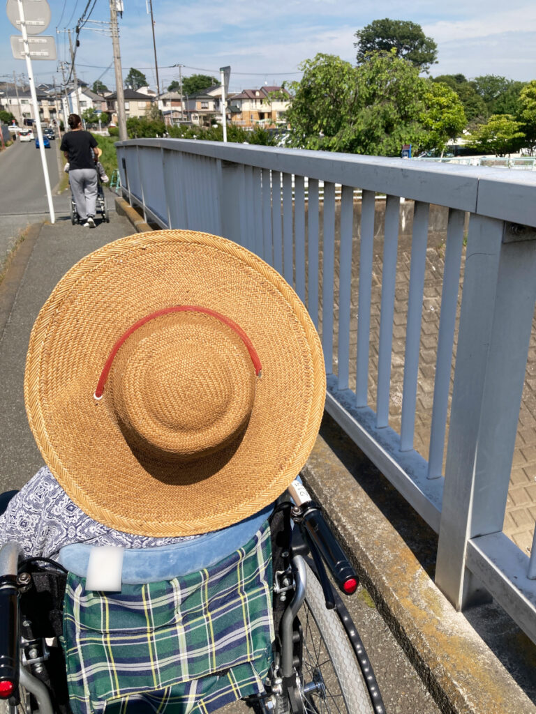 特別養護老人ホーム ル・リアンふかみの外出レクリエーションの様子です。深瀬橋を渡って、瀬谷本郷公園へ向かっています。