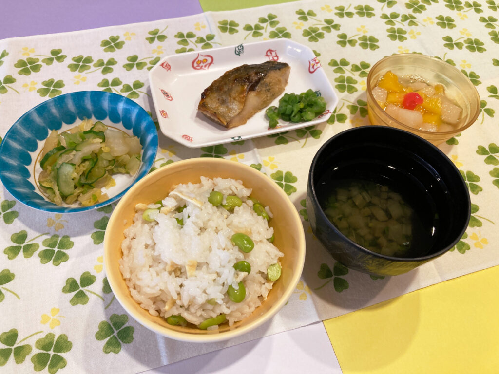 特別養護老人ホーム ル・リアンふかみの6月11日(木)の昼食です。枝豆ご飯、鰺の梅味噌焼き、白菜のわさび和えなど、旬の食材を使った風味豊かなメニューです!