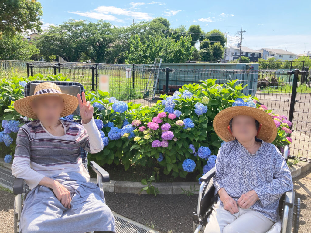 特別養護老人ホーム ル・リアンふかみの外出レクリエーションの様子です。瀬谷本郷公園に咲いているあじさいの前で、記念写真を撮りました。