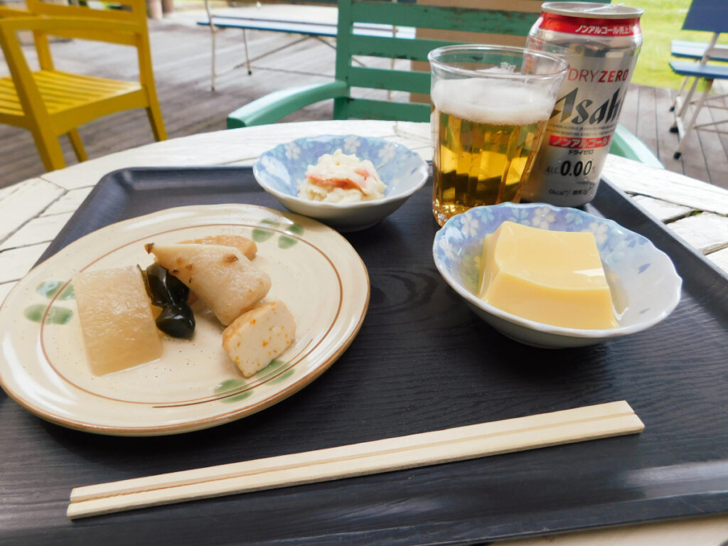 特別養護老人ホーム　ル・リアンふかみの『父の日』レクリエーションで提供した、ノンアルコールビールと、おつまみ3品の写真です。