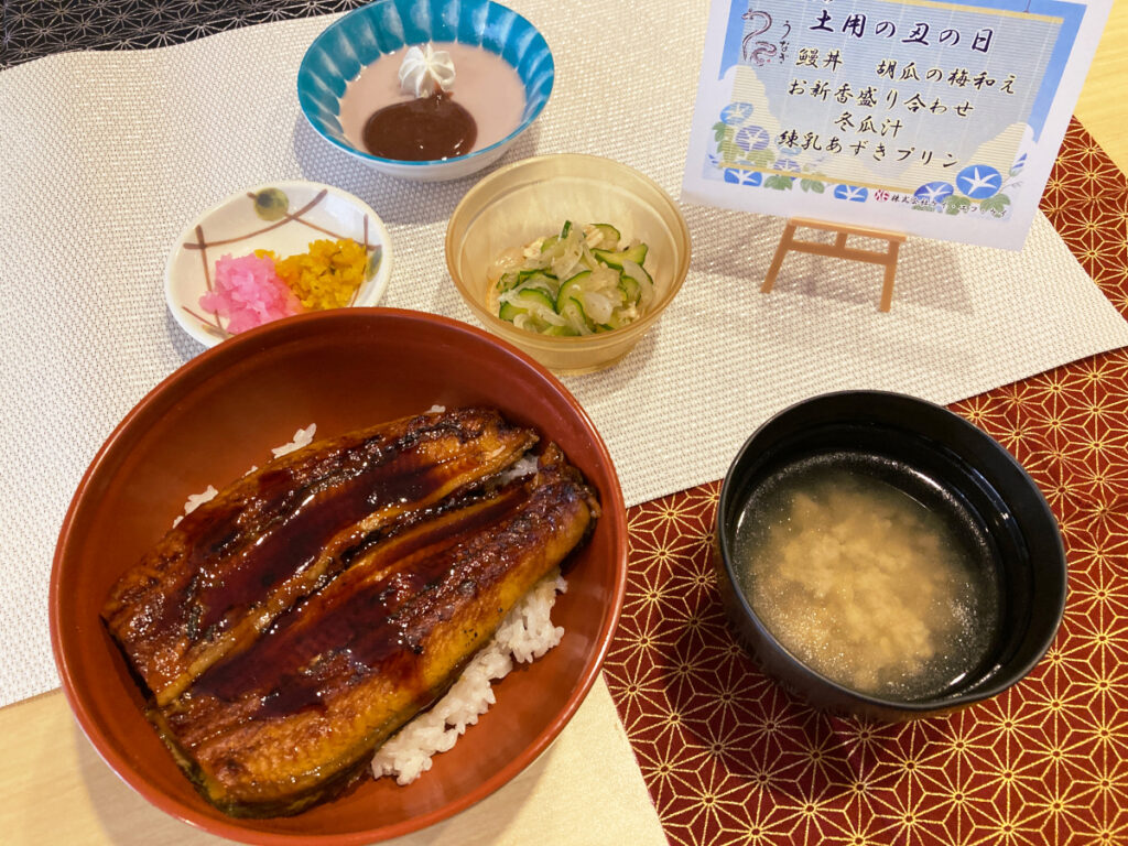 特別養護老人ホーム ル・リアンふかみの『土用の丑の日』イベント食の写真です。大きなうなぎがのった丼です!