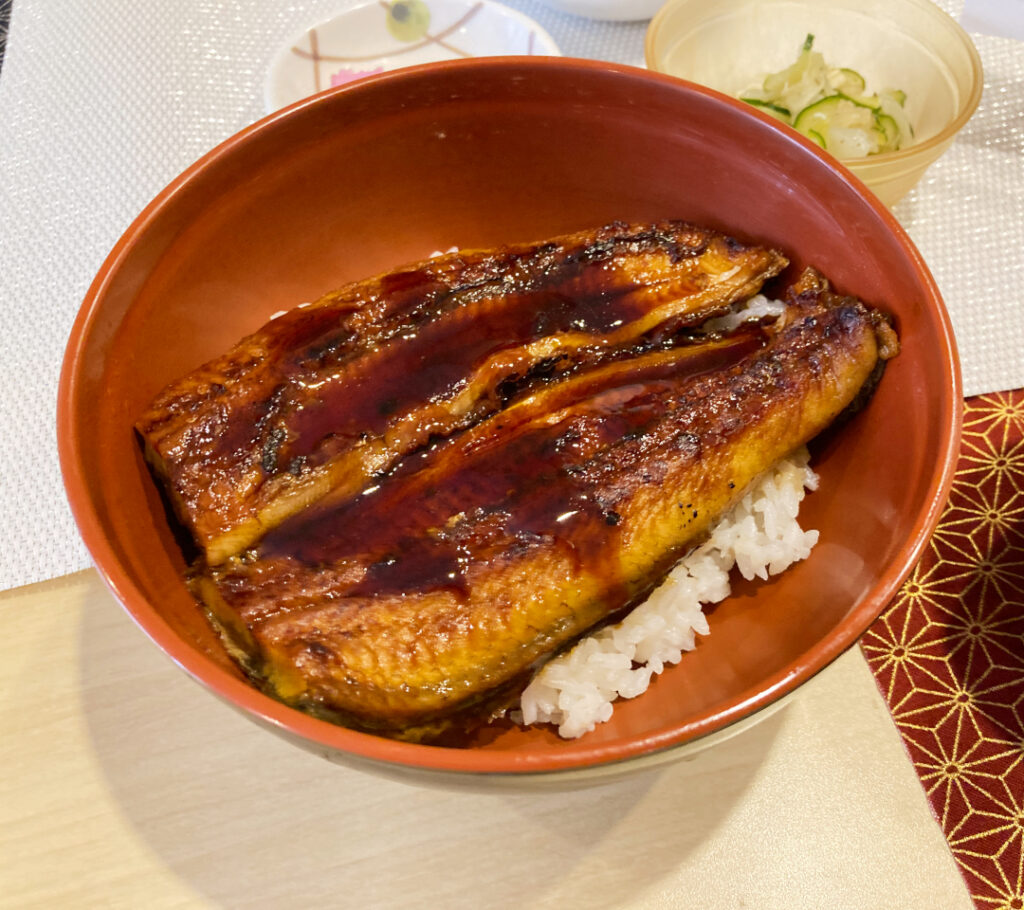 特別養護老人ホーム ル・リアンふかみで『土用の丑の日』に提供した、鰻丼の写真です。