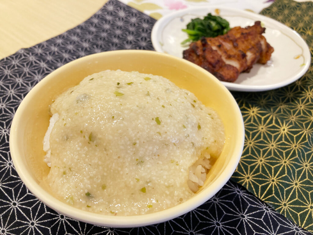 特別養護老人ホーム ル・リアンふかみで、令和8年8月11日の『山の日』に提供した昼食「とろろご飯」と「鶏の山賊焼き」の写真です!