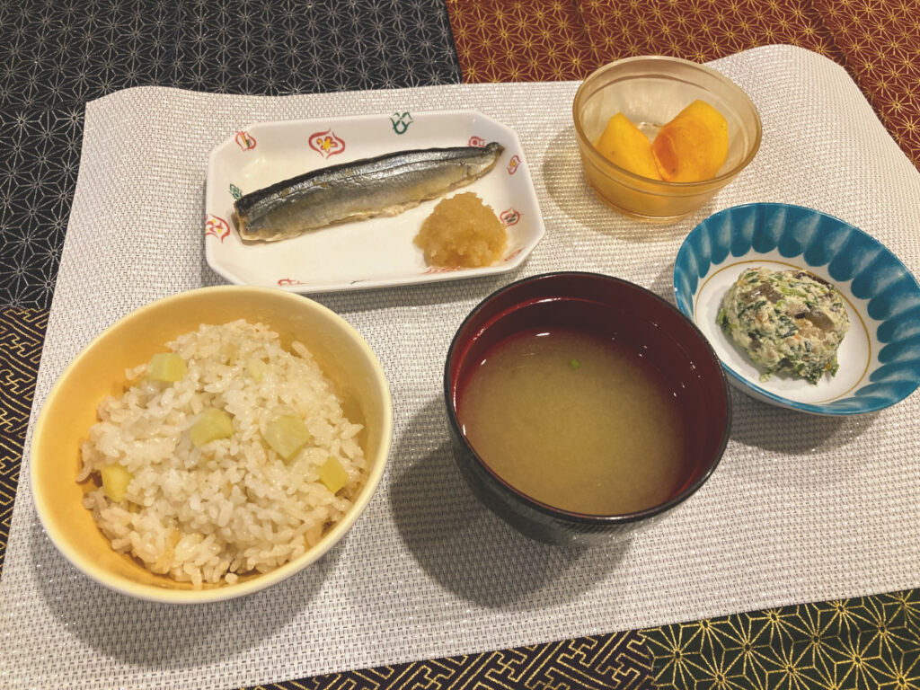 特別養護老人ホーム　ル・リアンふかみで、令和8年10月26日(月)の昼食に提供した「秋の味覚御膳」の写真です。