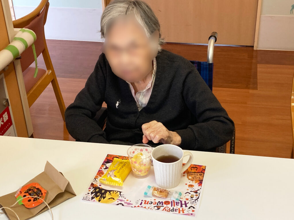 特別養護老人ホーム ル・リアンふかみで、令和8年10月13日(火)に行った「ハロウィンレクリエーション」の様子です。ハロウィンのテーブルマットも用意して、特別なおやつの時間です。